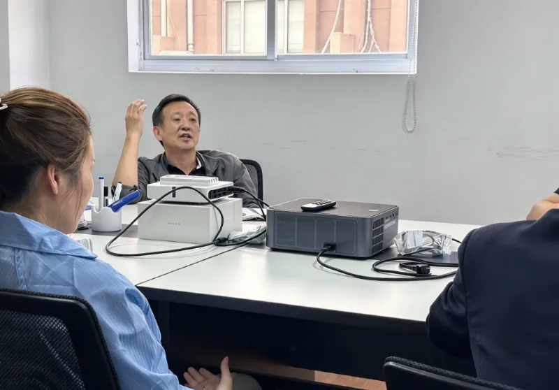 Team brainstorming solutions for product quality optimization